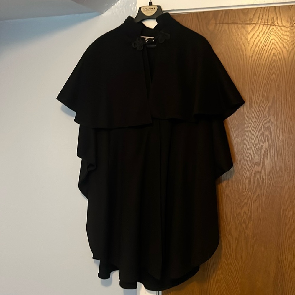 Cape Coat by CAPRI size small very rare, authentic good condition